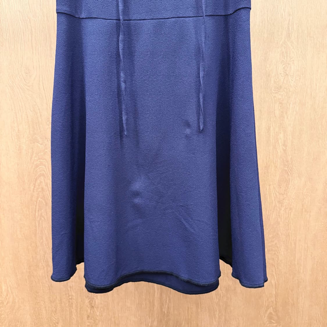 씨 바이 끌로에 러플 브이넥 슬리브리스 미디 원피스 네이비 상품이미지5