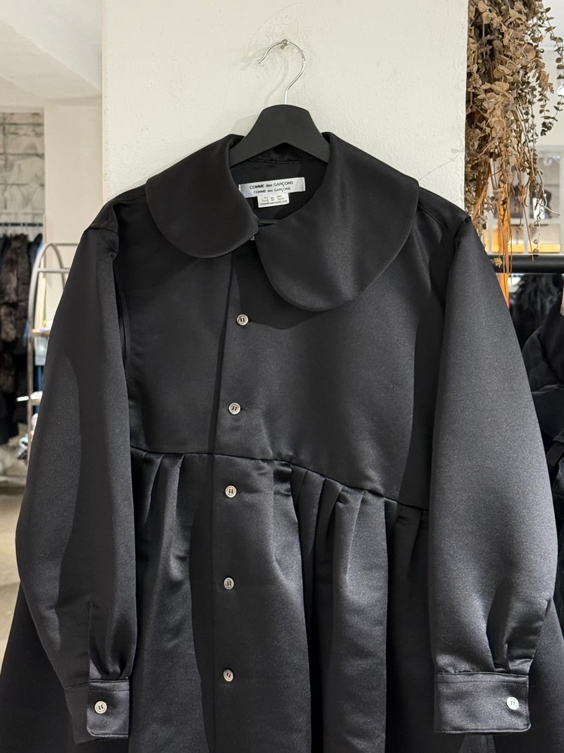 꼼데가르송 블랙 비대칭 새틴 버튼업 미디 드레스 상품이미지2