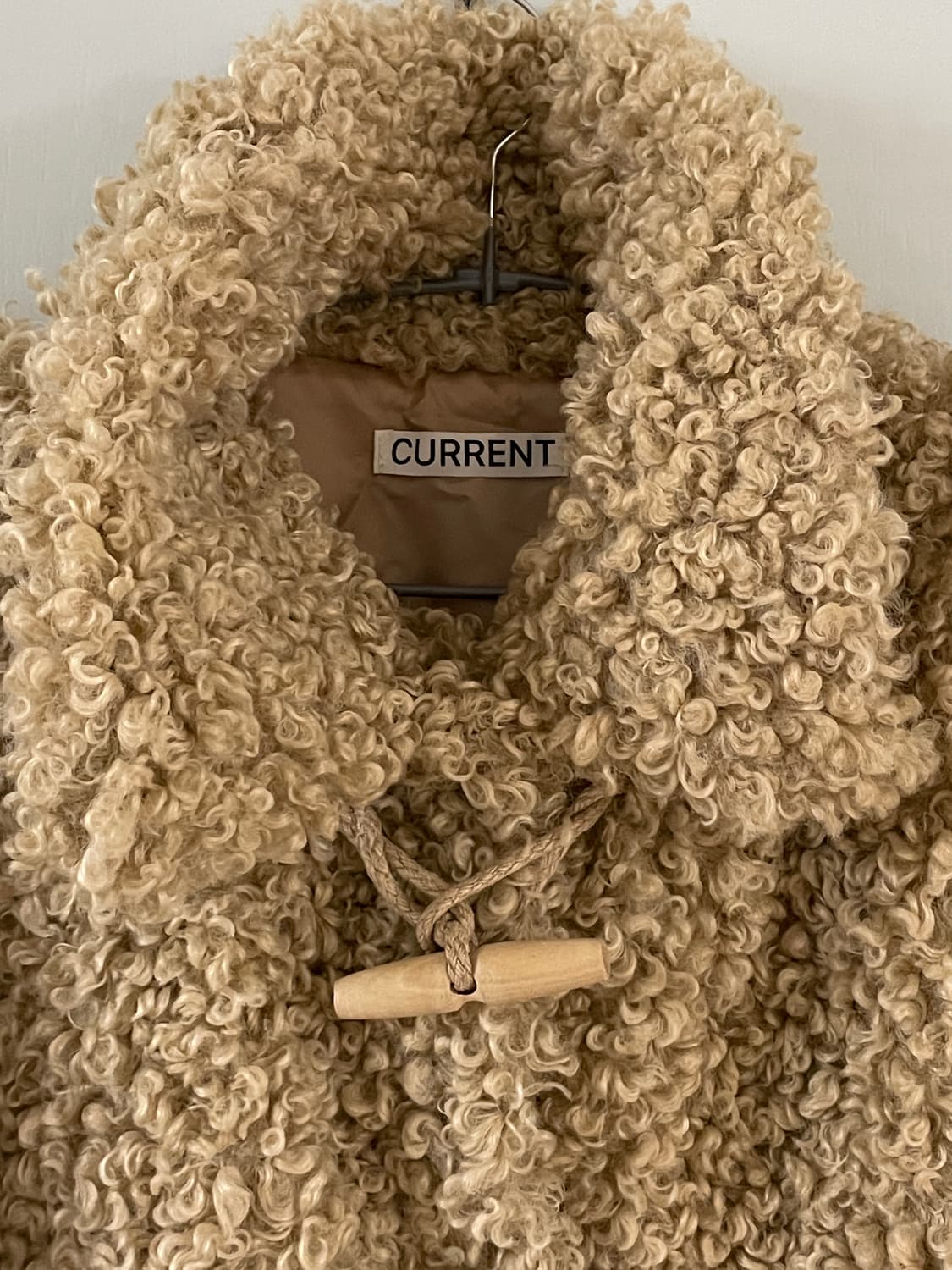 커렌트 퍼자켓 베이지 FLUFFY DUFFLE FUR JACKET 상품이미지6