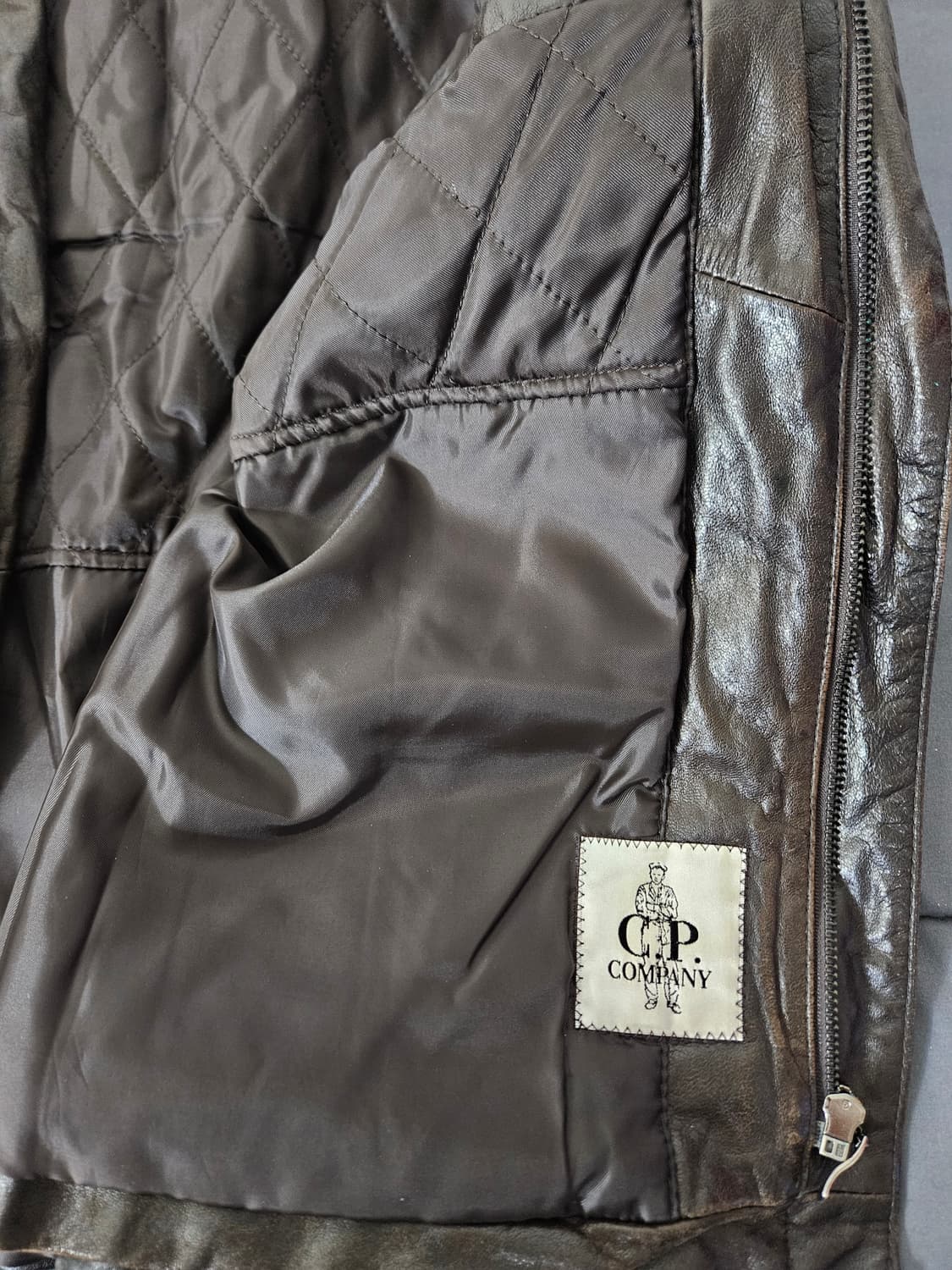 CP 컴퍼니 고글후드 가죽 퀄팅자켓 상품이미지3