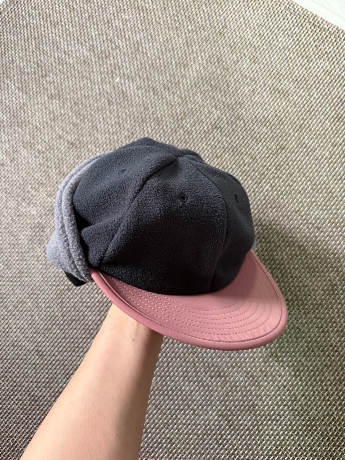 플리마켓🔥 매든 덕빌 플리스 이어플랩 캡 차콜 상품이미지1