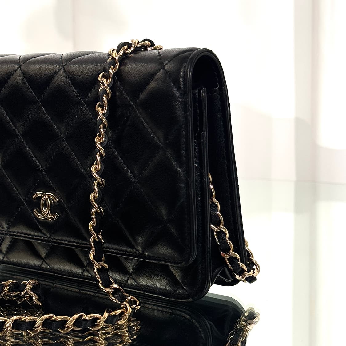 A+ / 샤넬 클래식 WOC 램스킨 골드 까멜리아 체인백 AP0250  상품이미지3