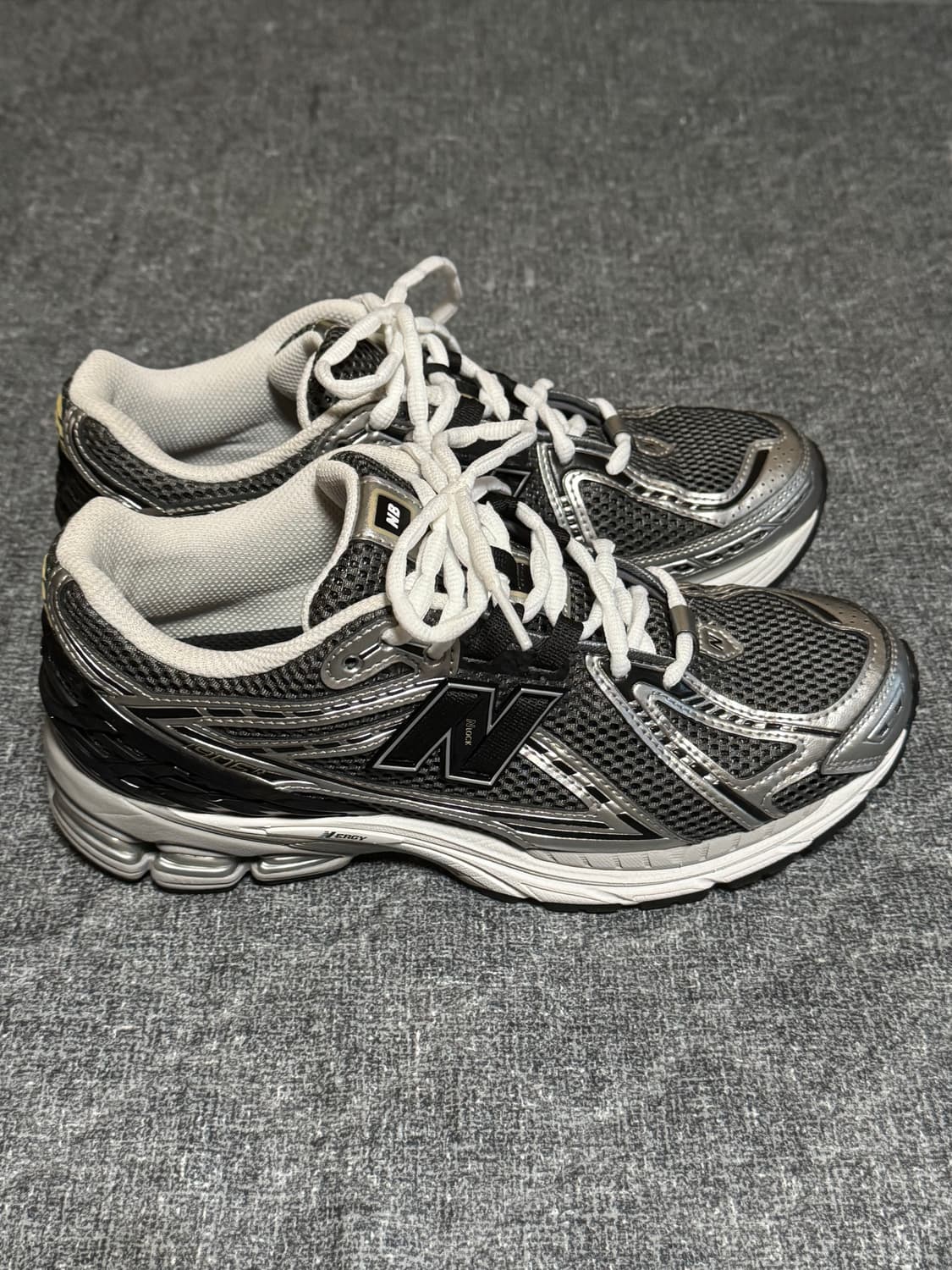 뉴발란스 1906 실버 메탈릭 255 상품이미지4