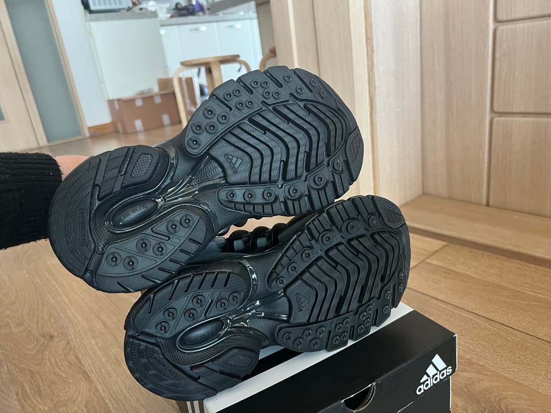 250)새상품 아디다스X퍼렐 윌리엄스 아디스타 젤리피쉬 트리플 블랙 상품이미지6