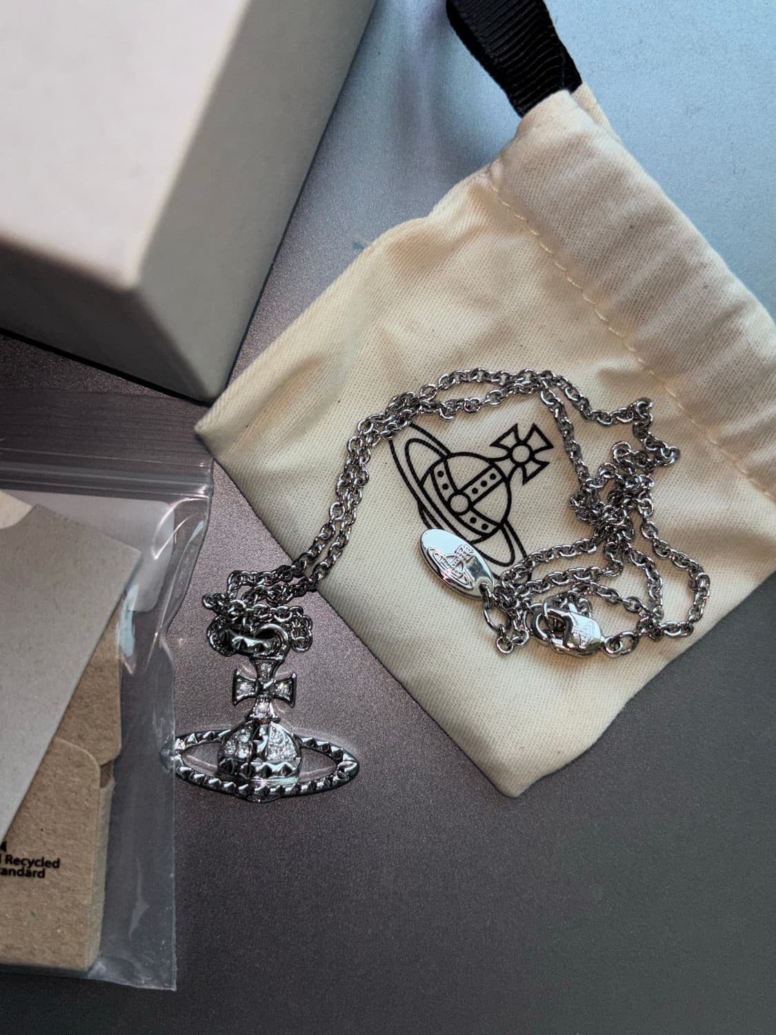 비비안 웨스트우드 메이페어 바스 릴리프 펜던트 실버 상품이미지1