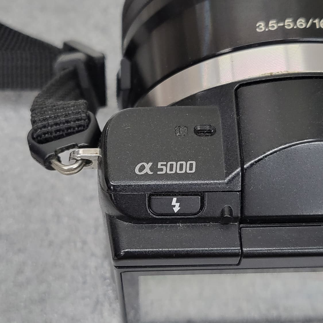 소니 알파5000 미러리스 카메라와 가죽 케이스 상품이미지6