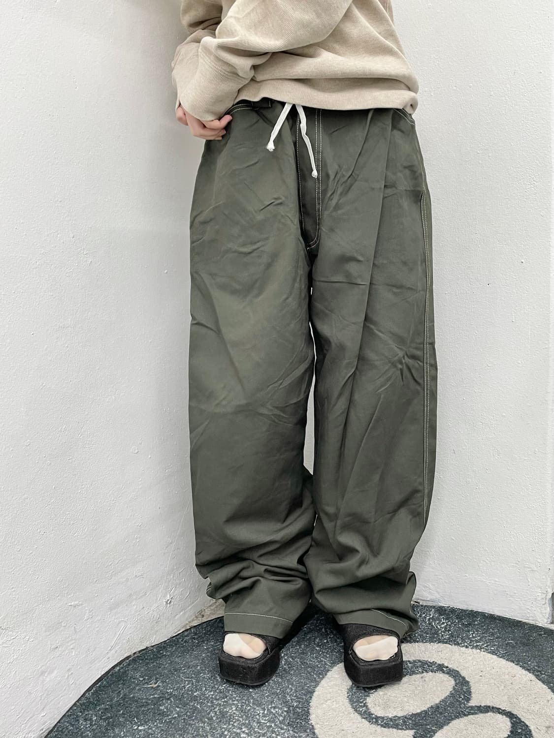 카키 스트링 버튼 스티치 팬츠 상품이미지1