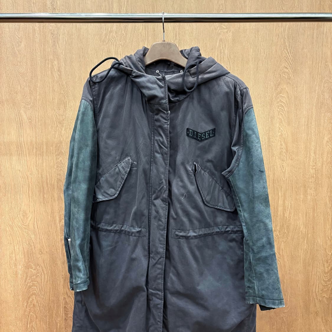 디젤 코튼 롱 후드 야상 자켓 레더 슬리브 밑단 피쉬테일 디테일 차콜 상품이미지4