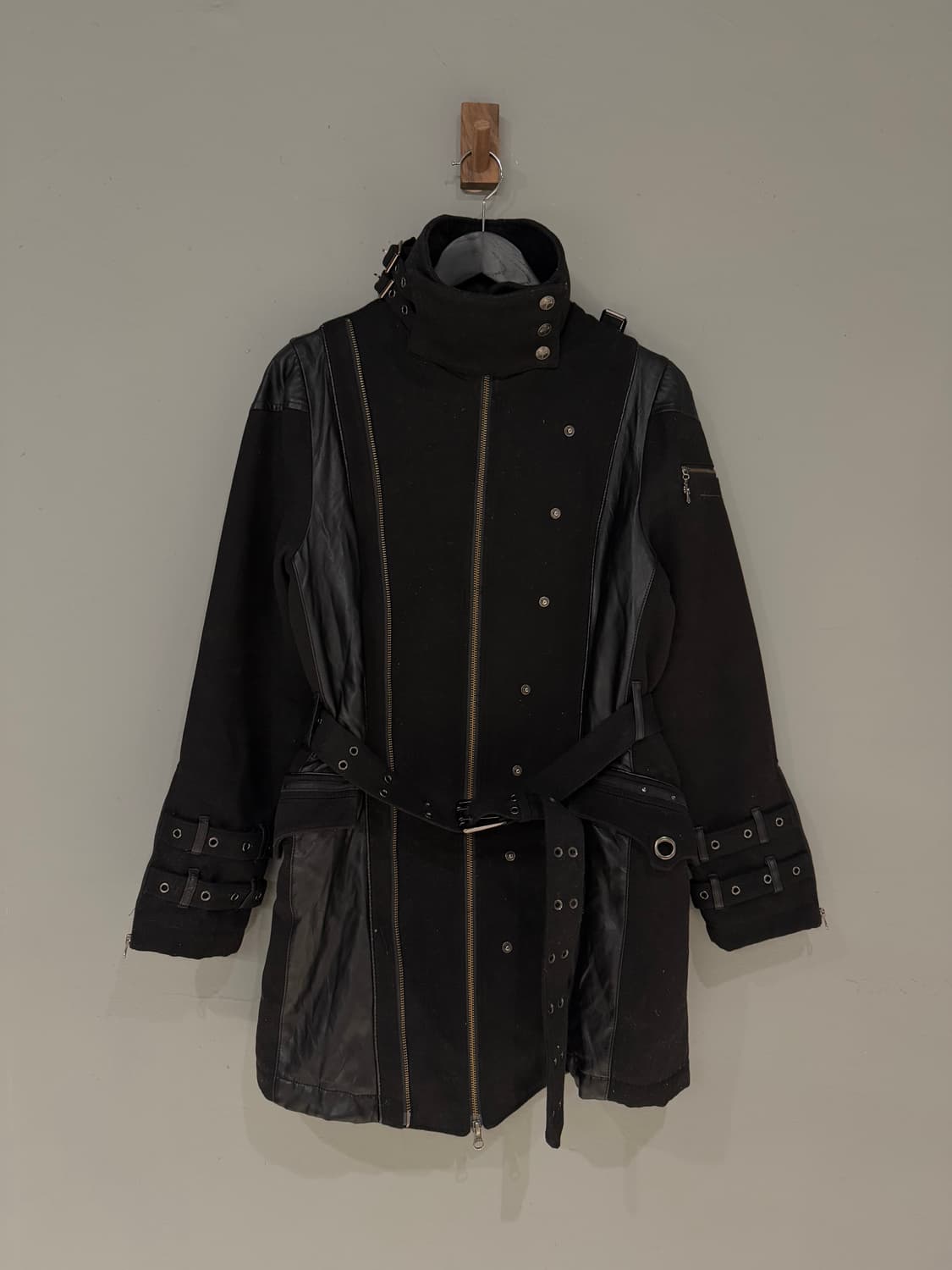 Ozz Croce 벨티드 디테일 레더 포인트 하이넥 자켓 상품이미지1