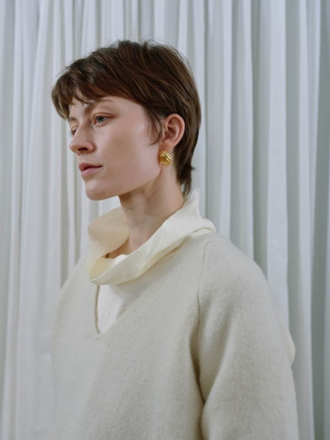 에토스 소프트 하이넥 루즈 블라우스 상품이미지2