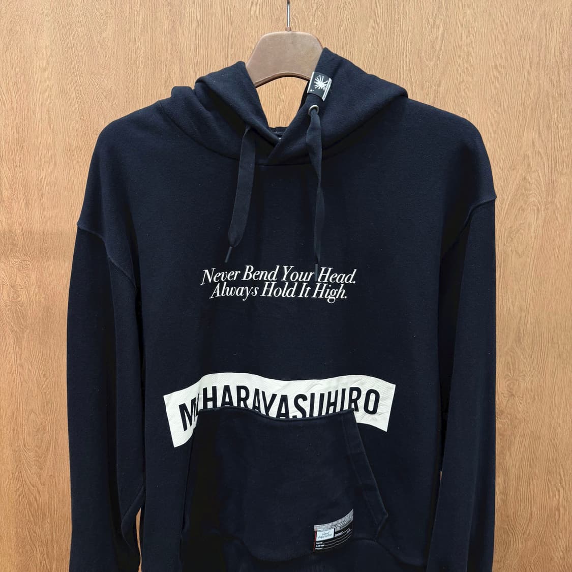 미하라 야스히로 후드 스웻셔츠 레터링 프린트 드롭 숄더 포켓 디테일 블랙 상품이미지4
