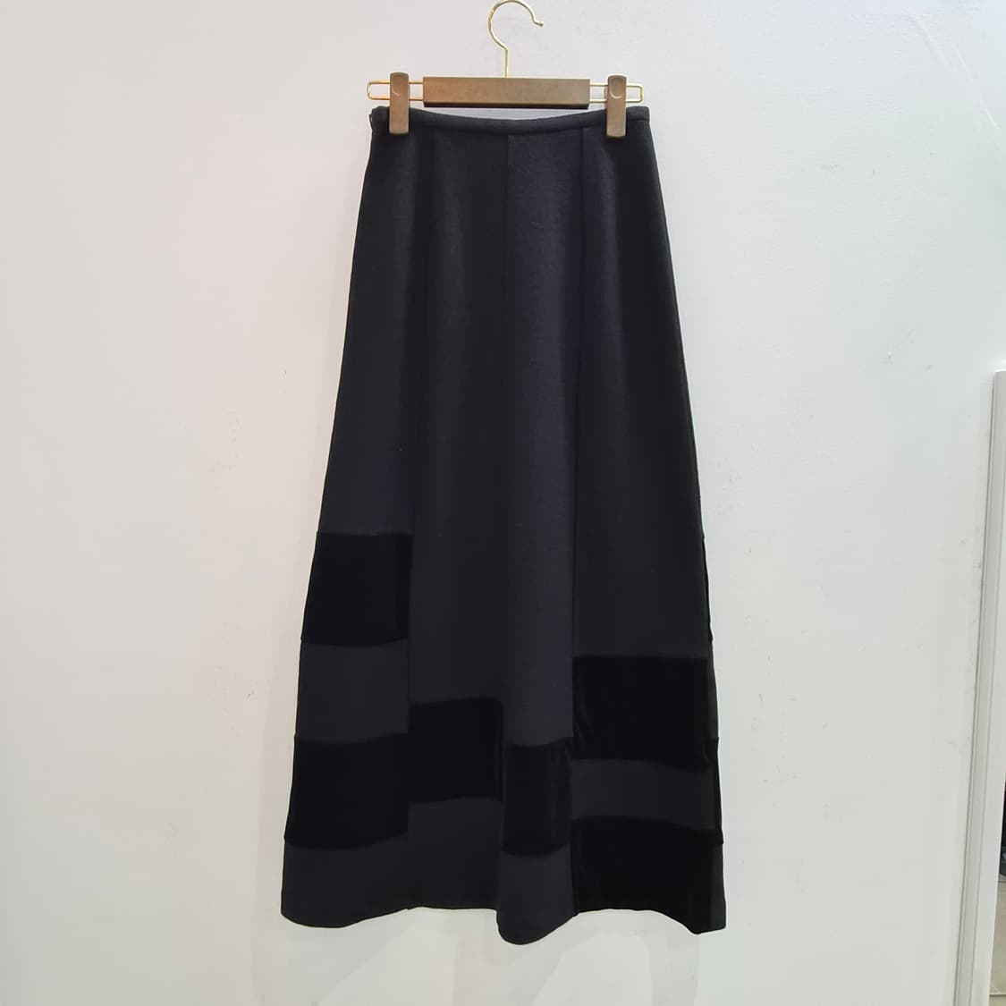 울 100% 블랙 벨벳 패치 플레어 롱스커트 상품이미지2