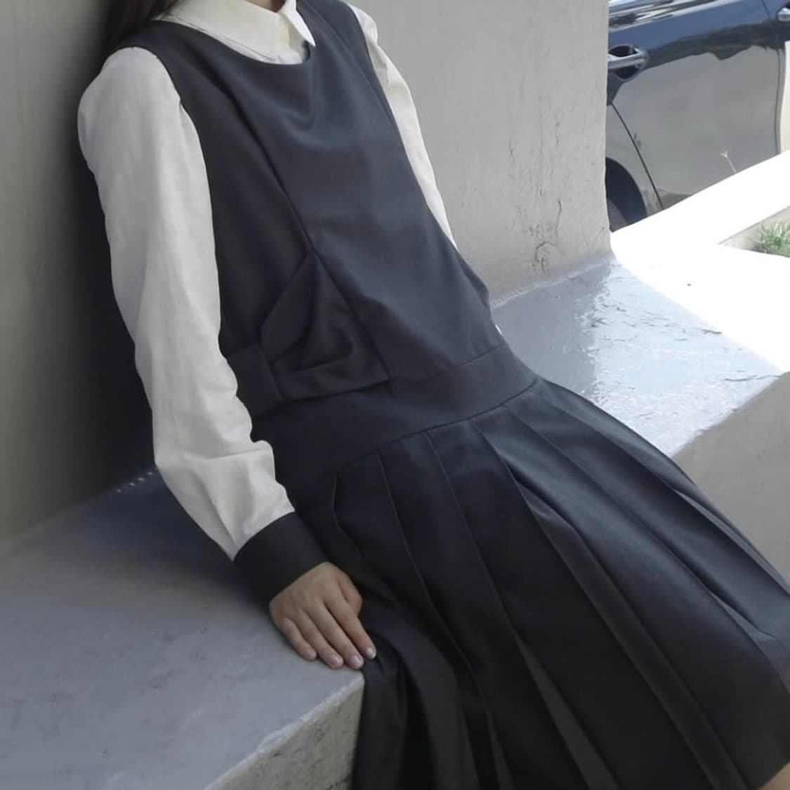 체메씨 BOW SLEEVELESS PLEATED DRESS 차콜 상품이미지1