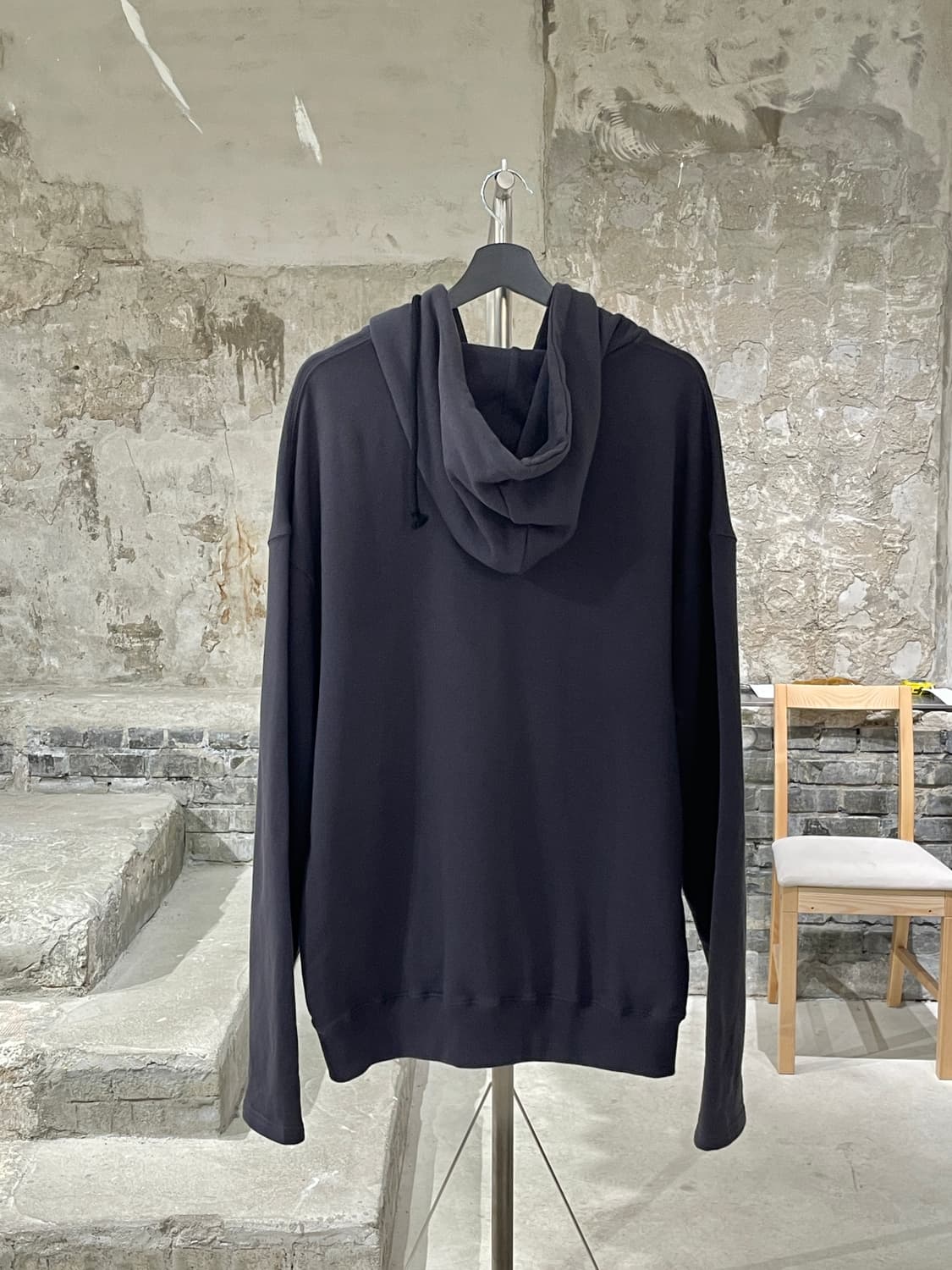 더 뮤지엄 비지터 차콜 하트 하프 엠블럼 후디 집업 상품이미지6