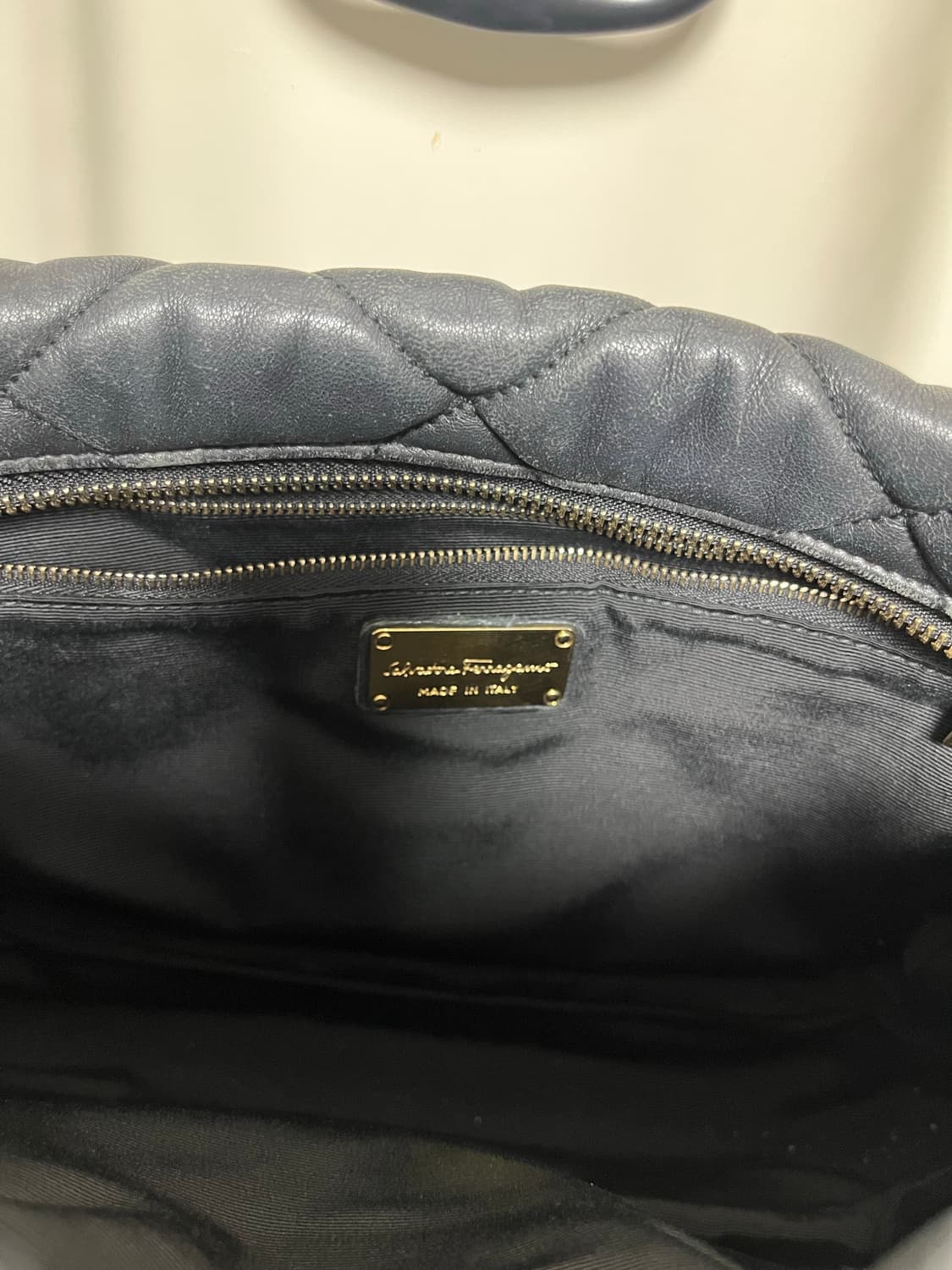 페라가모 퀄팅 체인 숄더백 블랙 상품이미지5