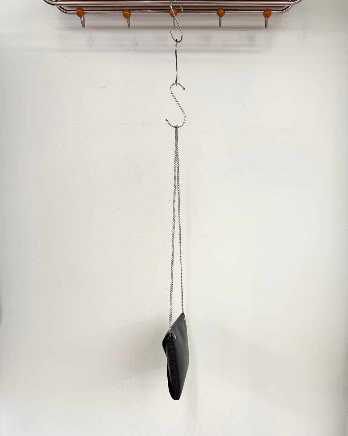 비비안 웨스트우드 블랙 엔벨롭 체인 클러치백 상품이미지3