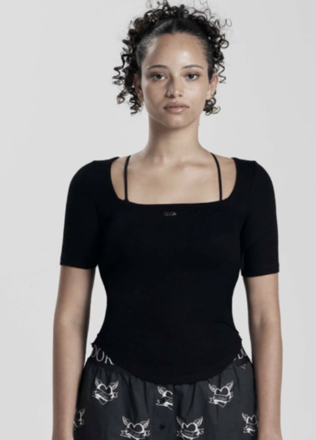 오도어 스퀘어 하프 티 블랙  상품이미지1