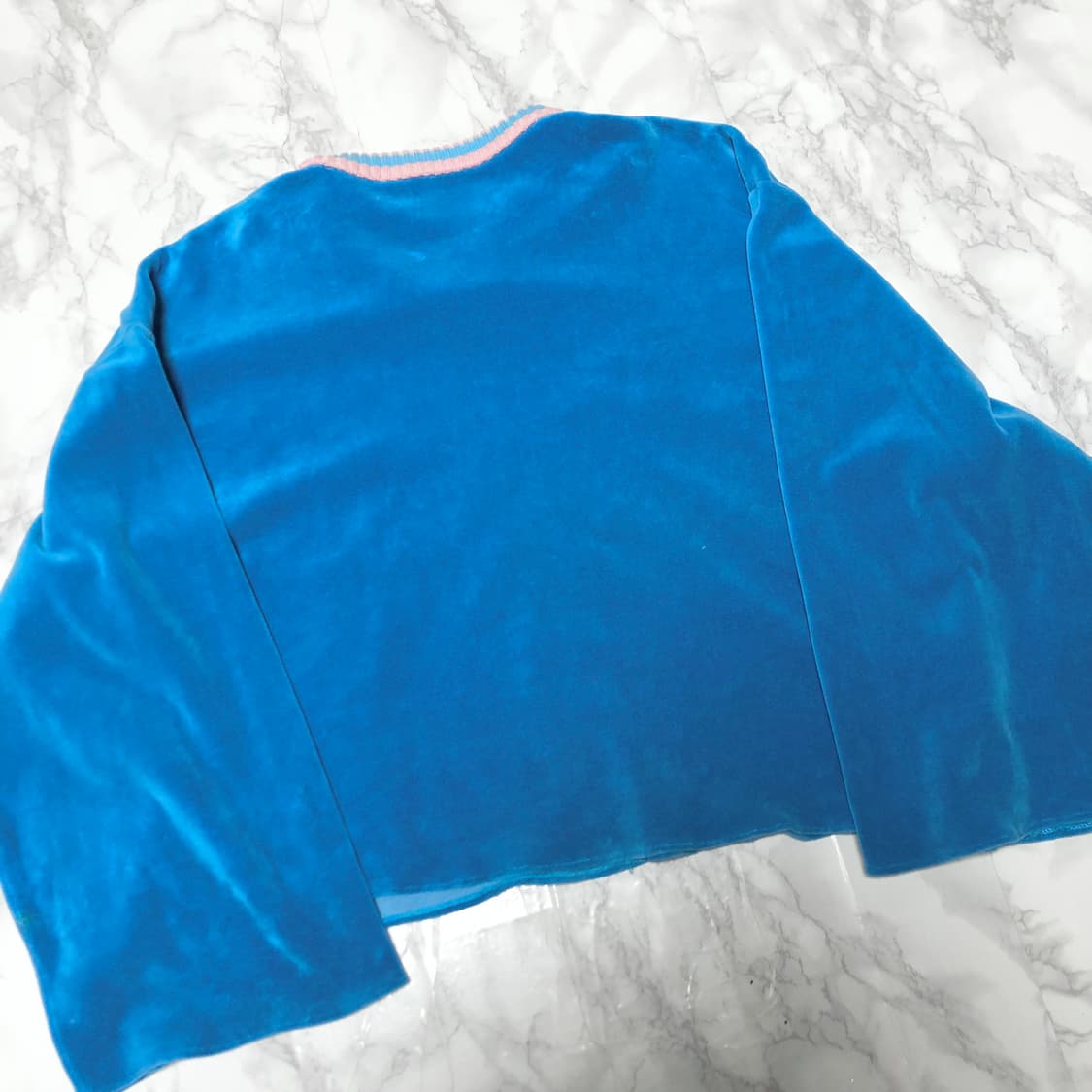 구찌 정품 벨벳 맨투맨 오버핏 크롭 티셔츠 상품이미지3