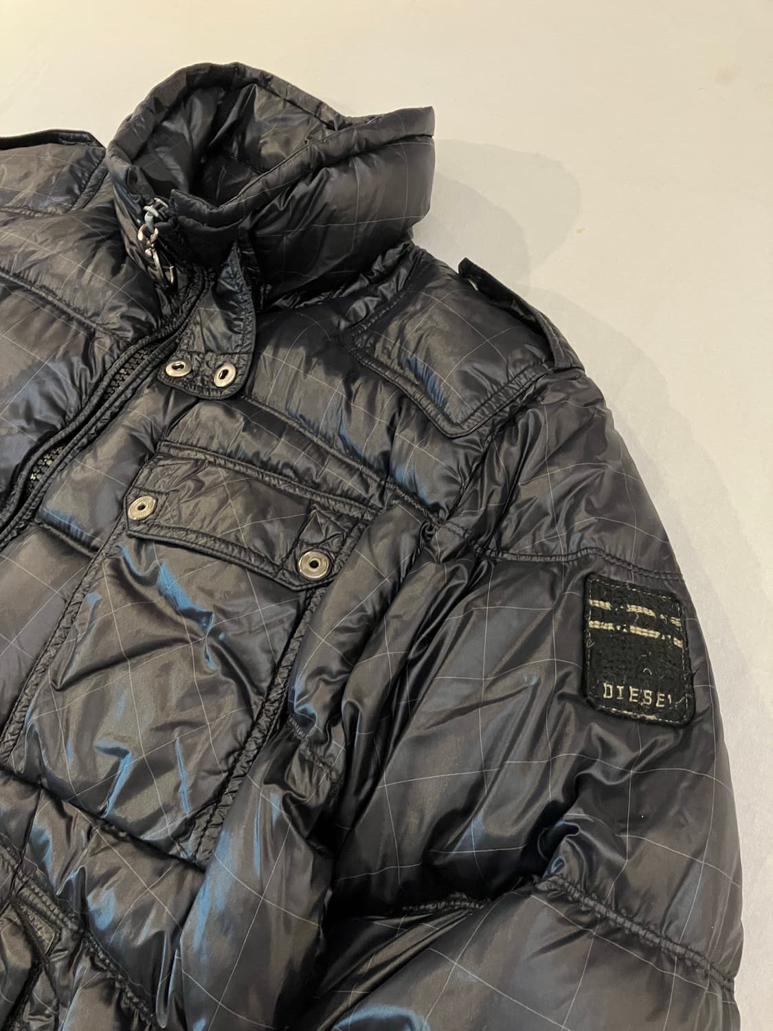 디젤 유광 멀티포켓 견장 체크패턴 숏패딩 블랙 상품이미지2