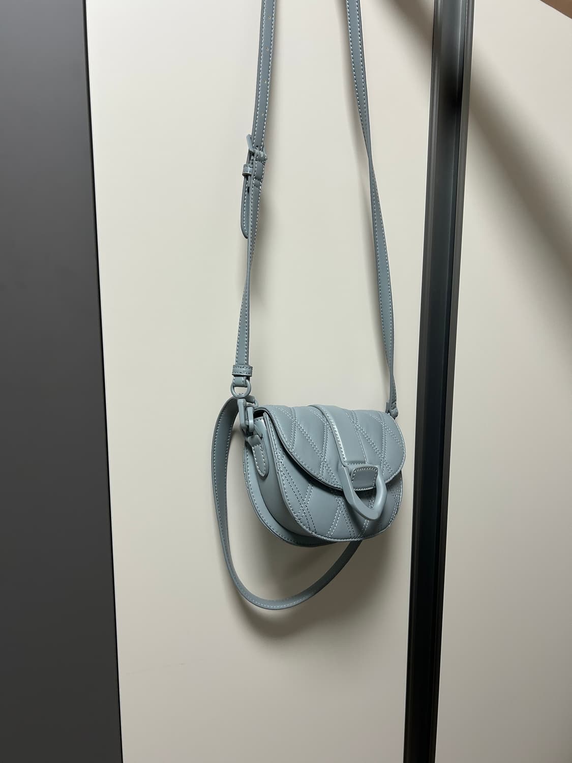 찰스앤키스 퀼팅 크로스백 하늘색 상품이미지2