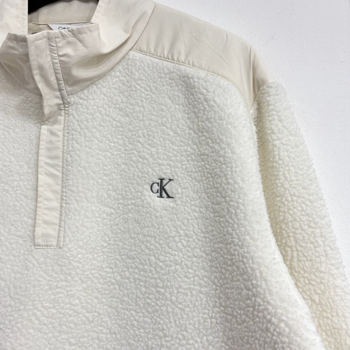 캘빈클라인 아이보리 후리스 반집업 상품이미지2
