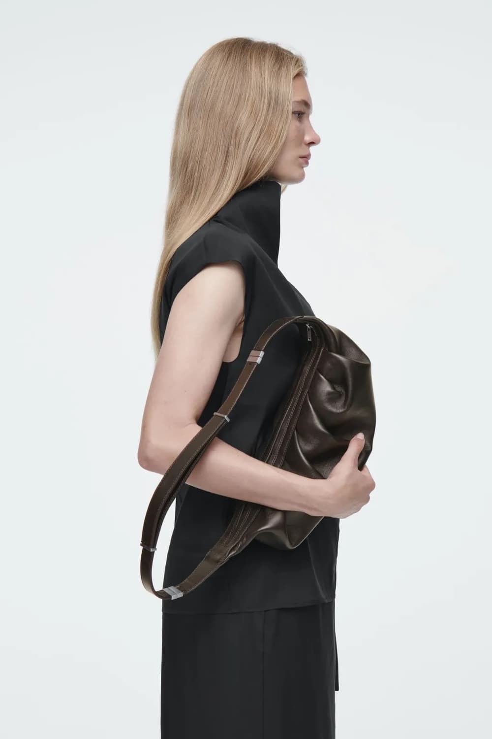 코스 아틀리에 드레이프 크로스바디백 레더 상품이미지1