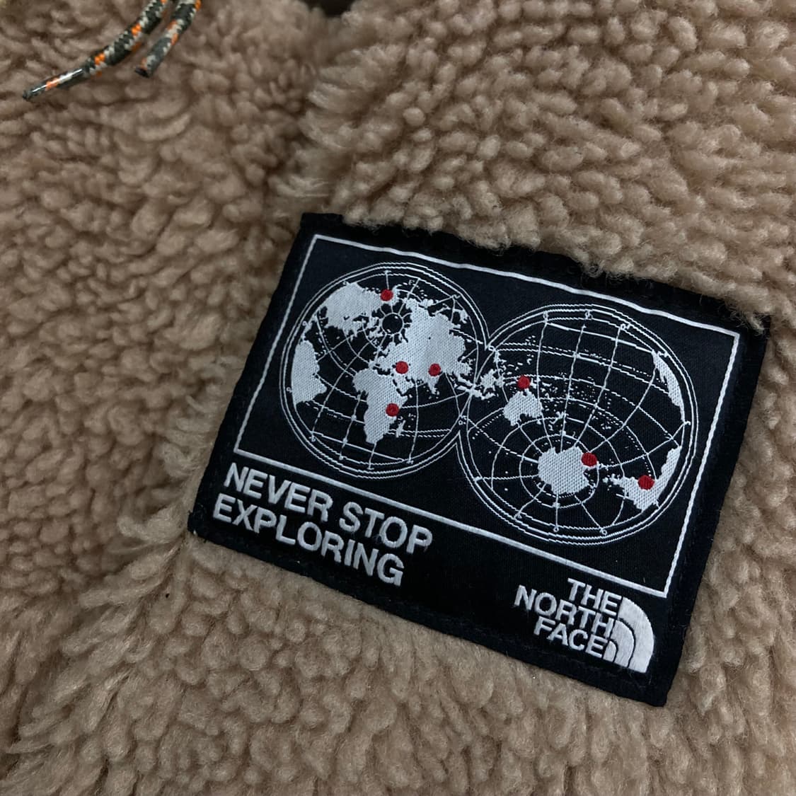 노스페이스 브라운 컬러 스몰 로고 쉐르파 후드 자켓 상품이미지3