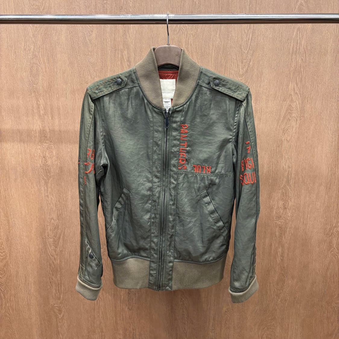 디젤 항공 점퍼 레드 자수 아트워크 어깨 견장 로고 버튼 디테일 카키 상품이미지2