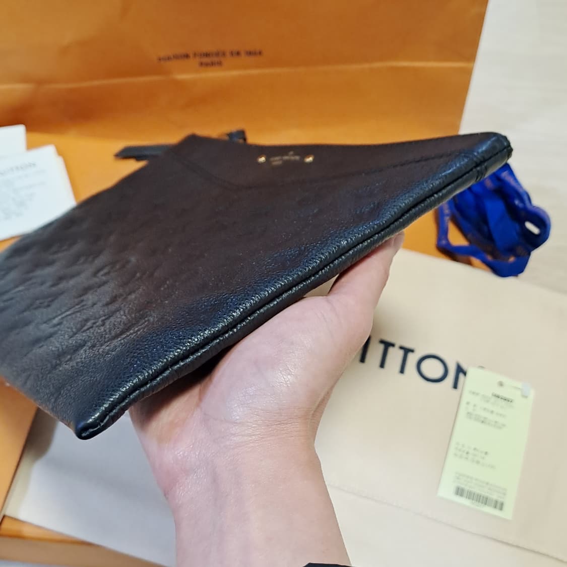 [정품/영수증풀세트] 루이비통 모노그램 앙프렝뜨 블랙 클러치 상품이미지3