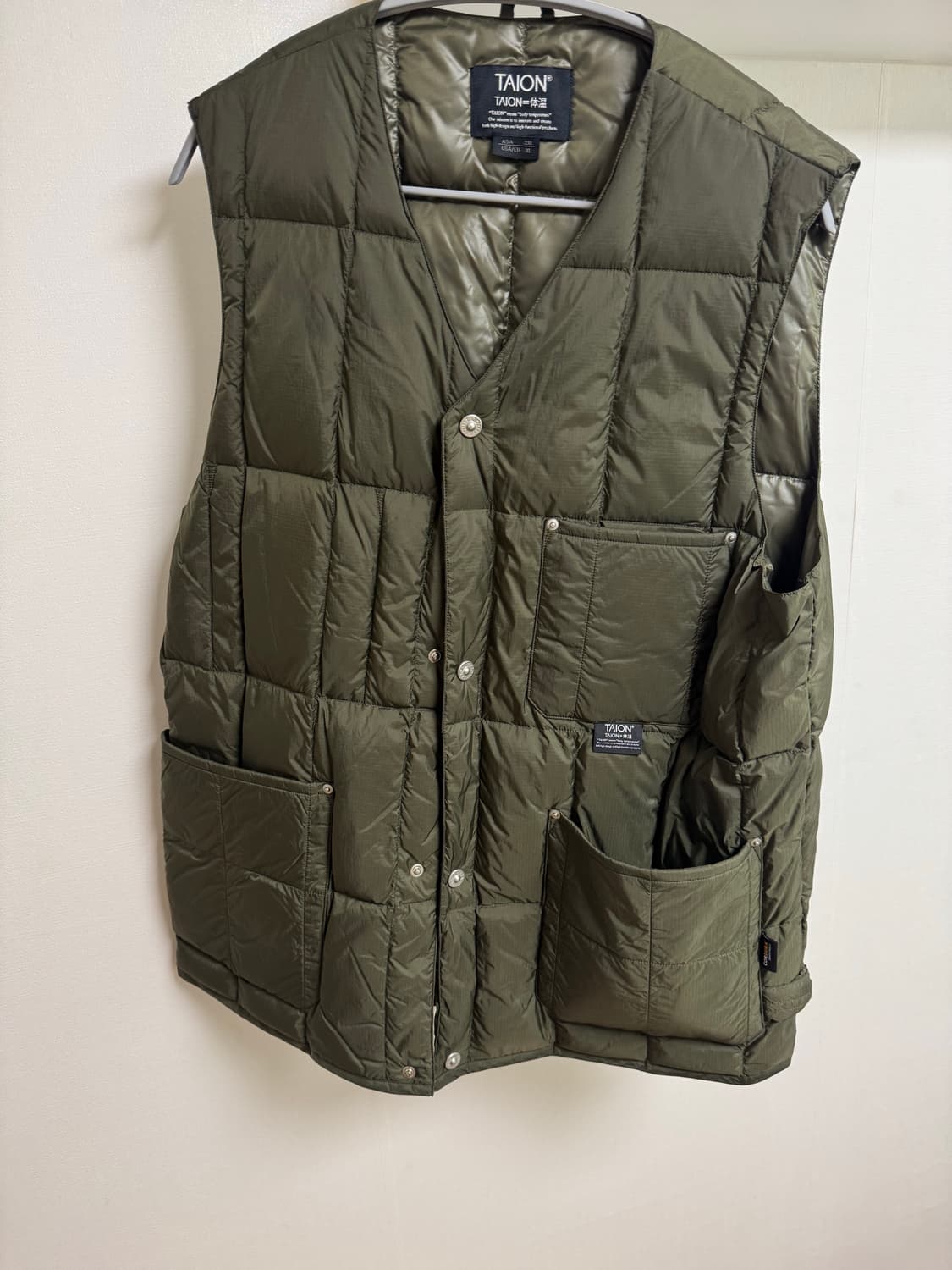 [XXL/새제품급] 타이온 워크 V넥 버튼 다운 베스트 (딥올리브) 상품이미지2