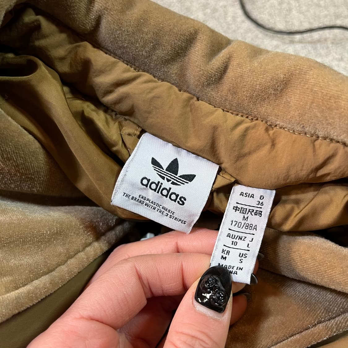 아디다스 헤리티지 나우 벨벳 우먼 덕다운 패딩 상품이미지3