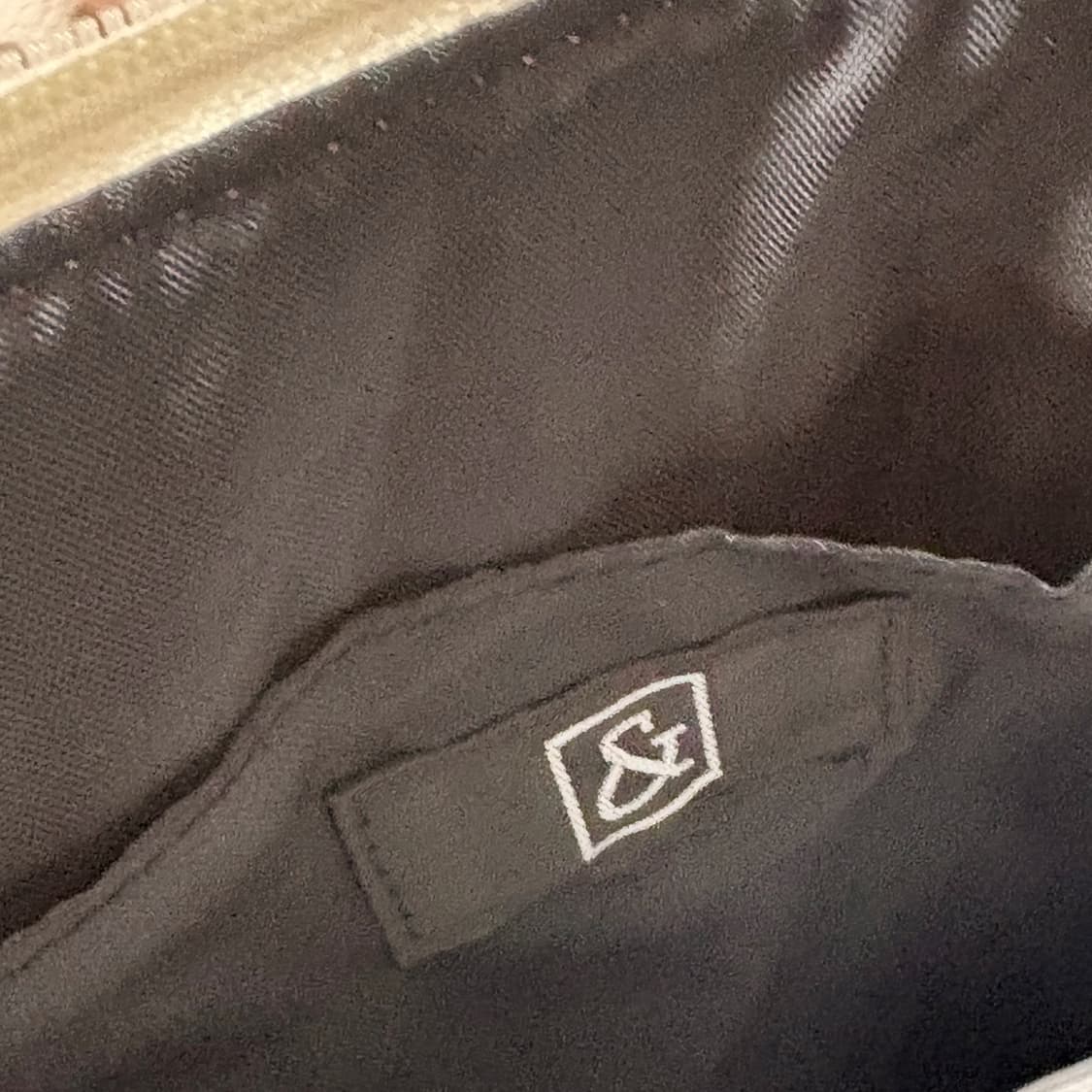 (이체시 에눌) 핑키앤다이안 화이트 에나멜 블랙 로고 포인트 크로스백 상품이미지3