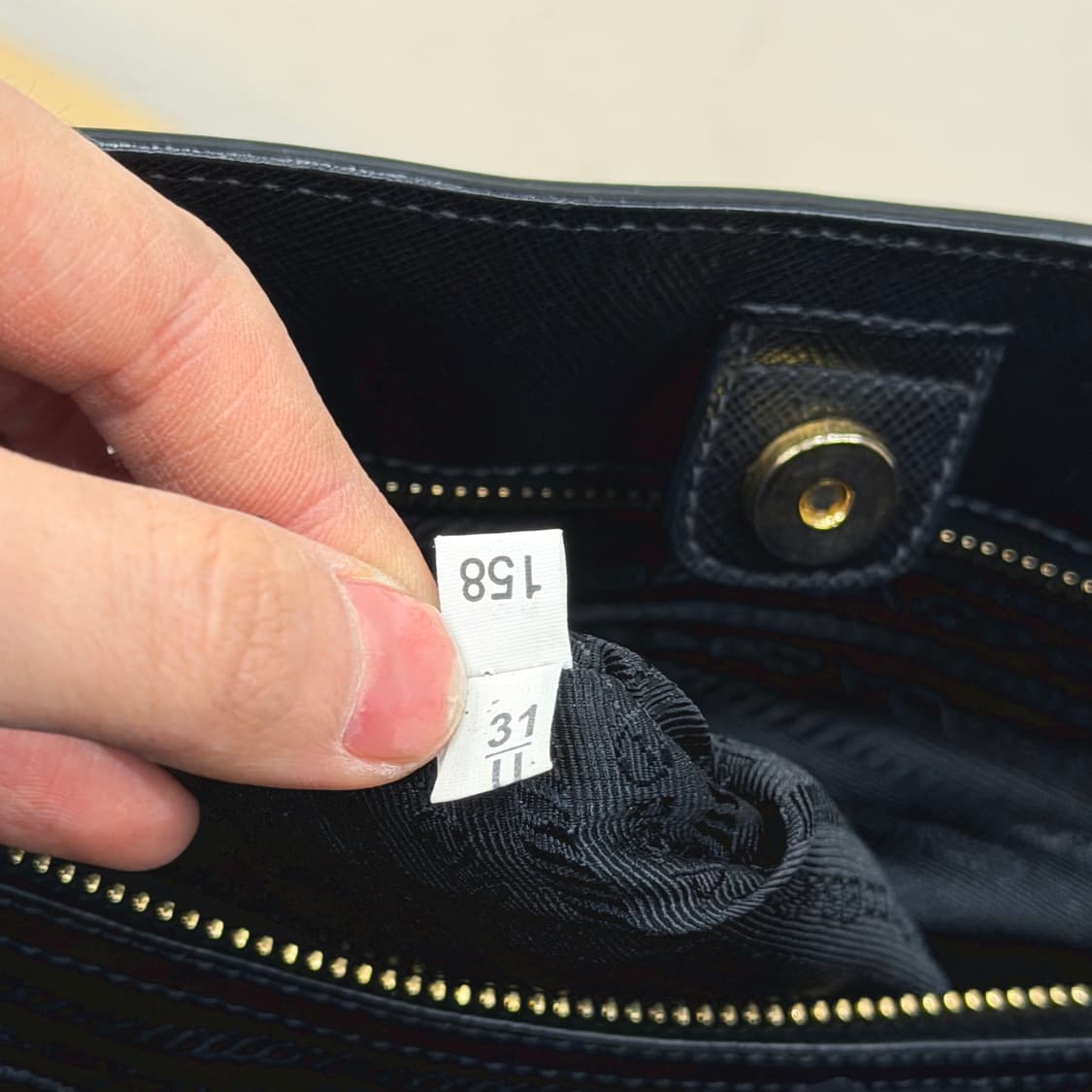 프라다 사피아노 럭스 토트백 삼각 메탈 로고 플레이트 디테일 블랙 상품이미지7