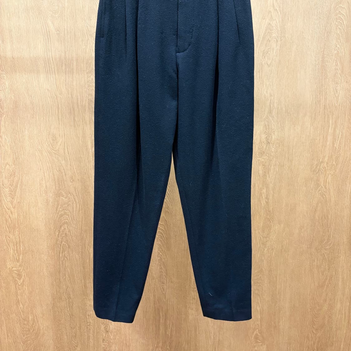 이세이미야케 하이 울 테이퍼드 팬츠 더블 버튼 투 핀턱 포켓 디테일 블랙 상품이미지5