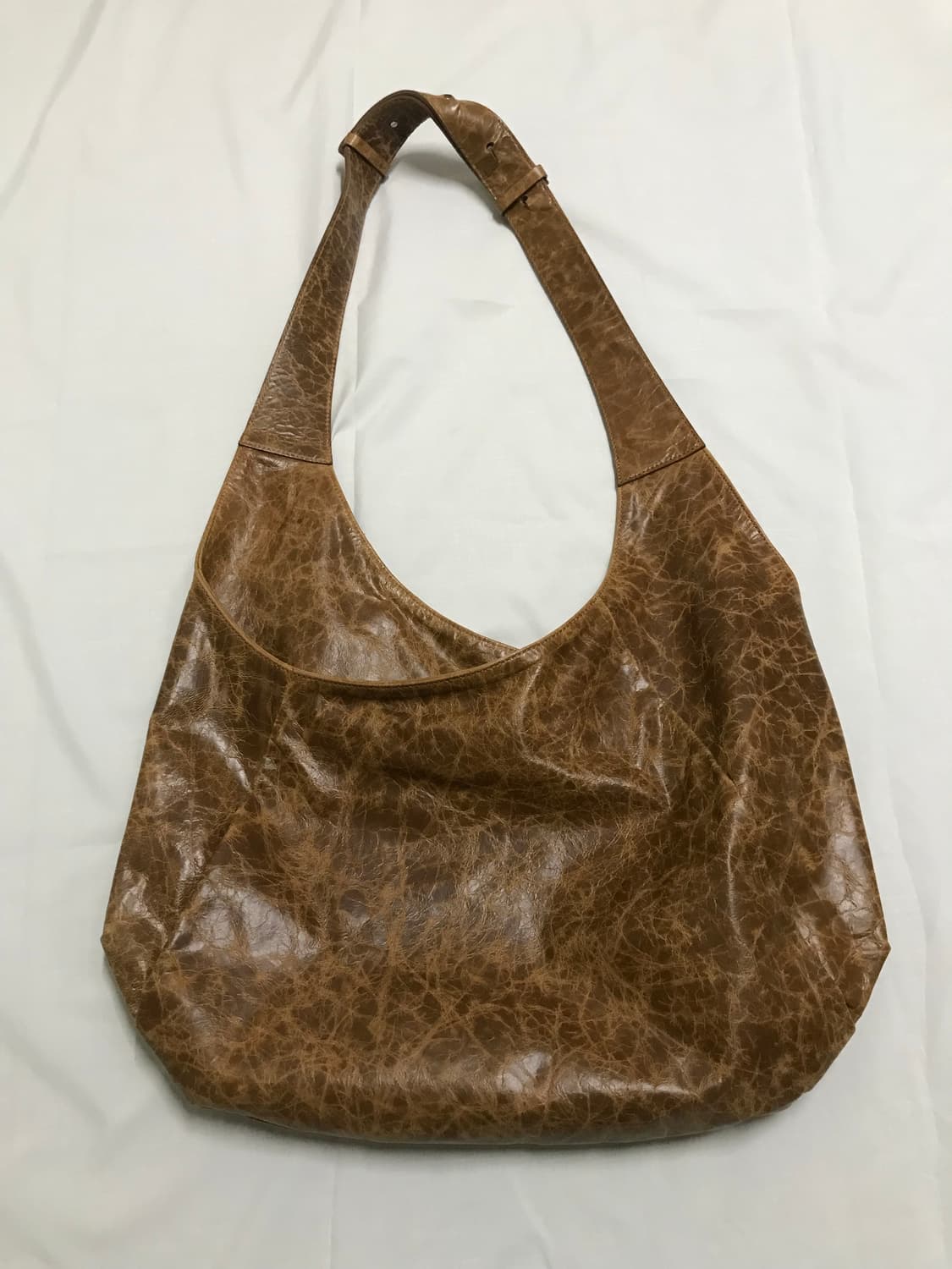 쿠어 하프 문 크로스 레더 토트백 (카멜) 상품이미지1