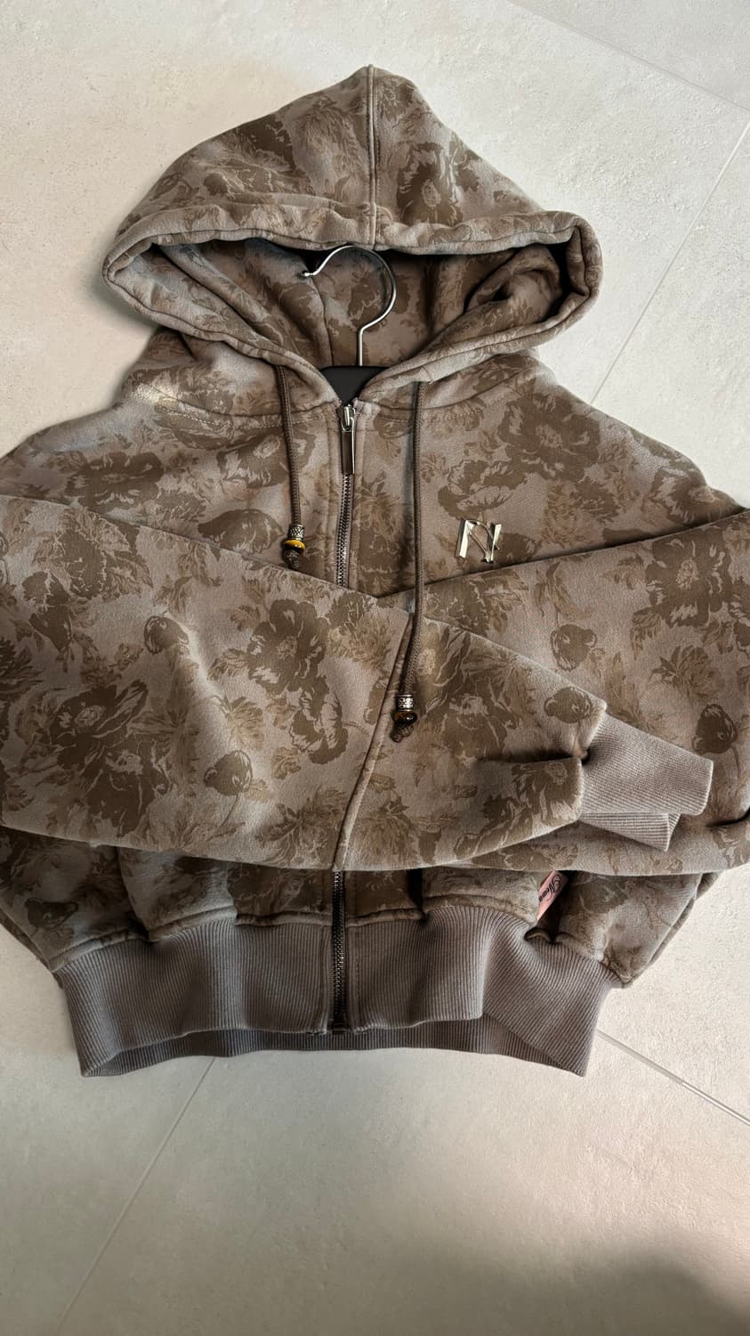 뉴얼린 플라워 비즈 엠블럼 후드집업 카키브라운 상품이미지4