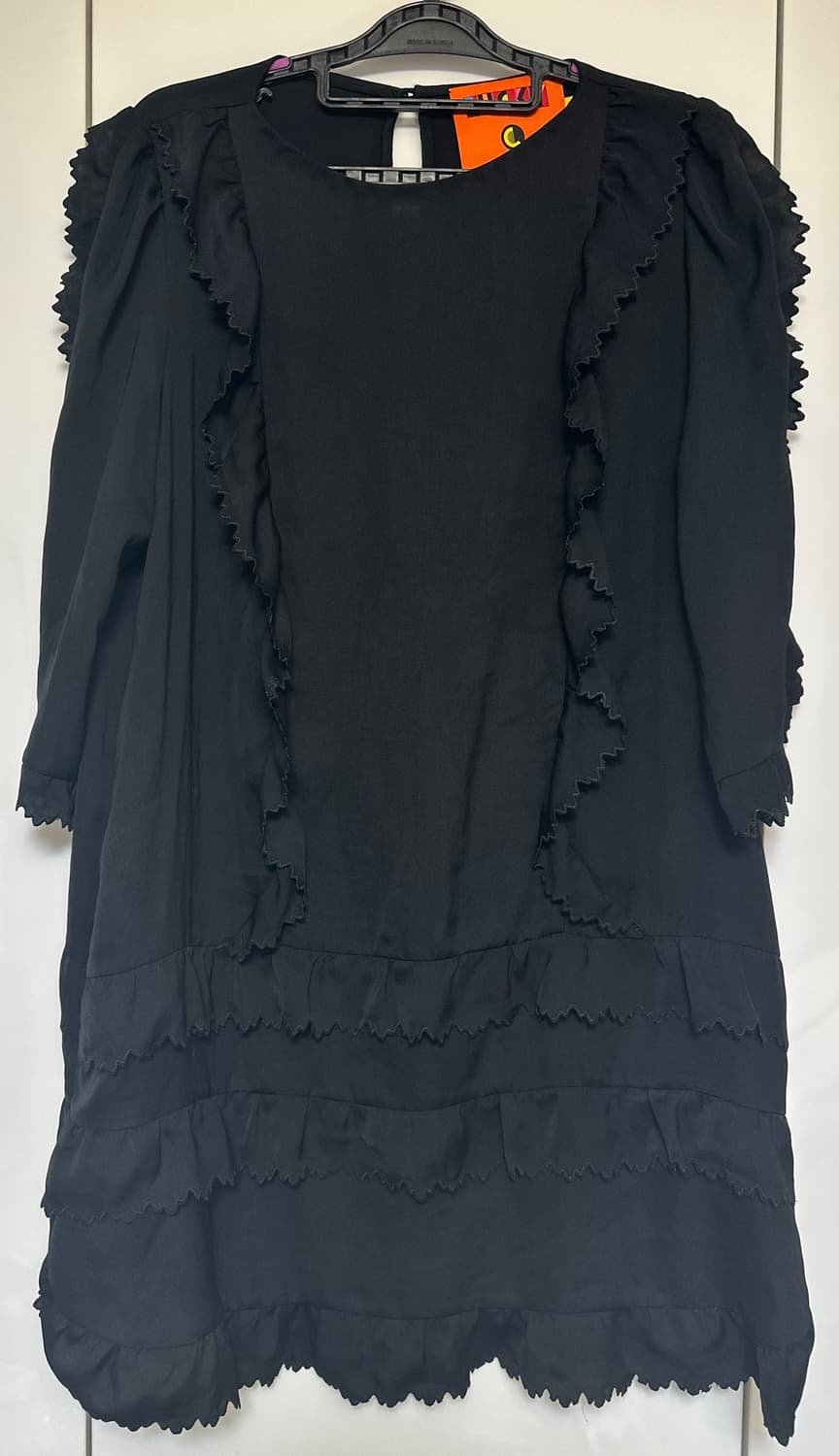 럭키슈에뜨 검정색 프릴 장식 원피스  상품이미지2