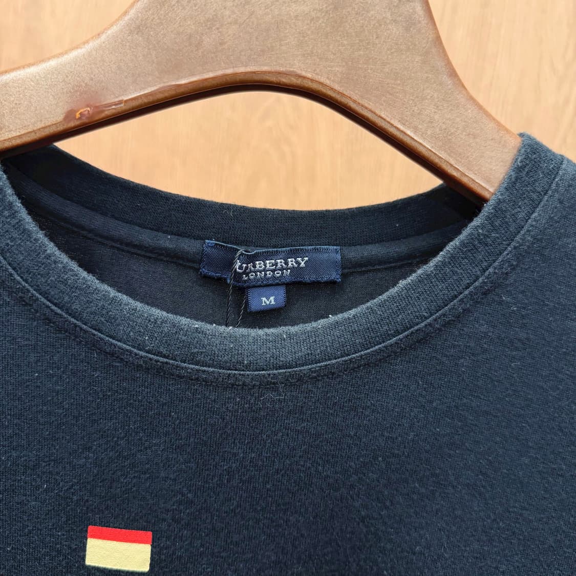 버버리 런던 라운드넥 반팔 티셔츠 멀티 컬러 블록 프린팅 디테일 블랙 상품이미지7