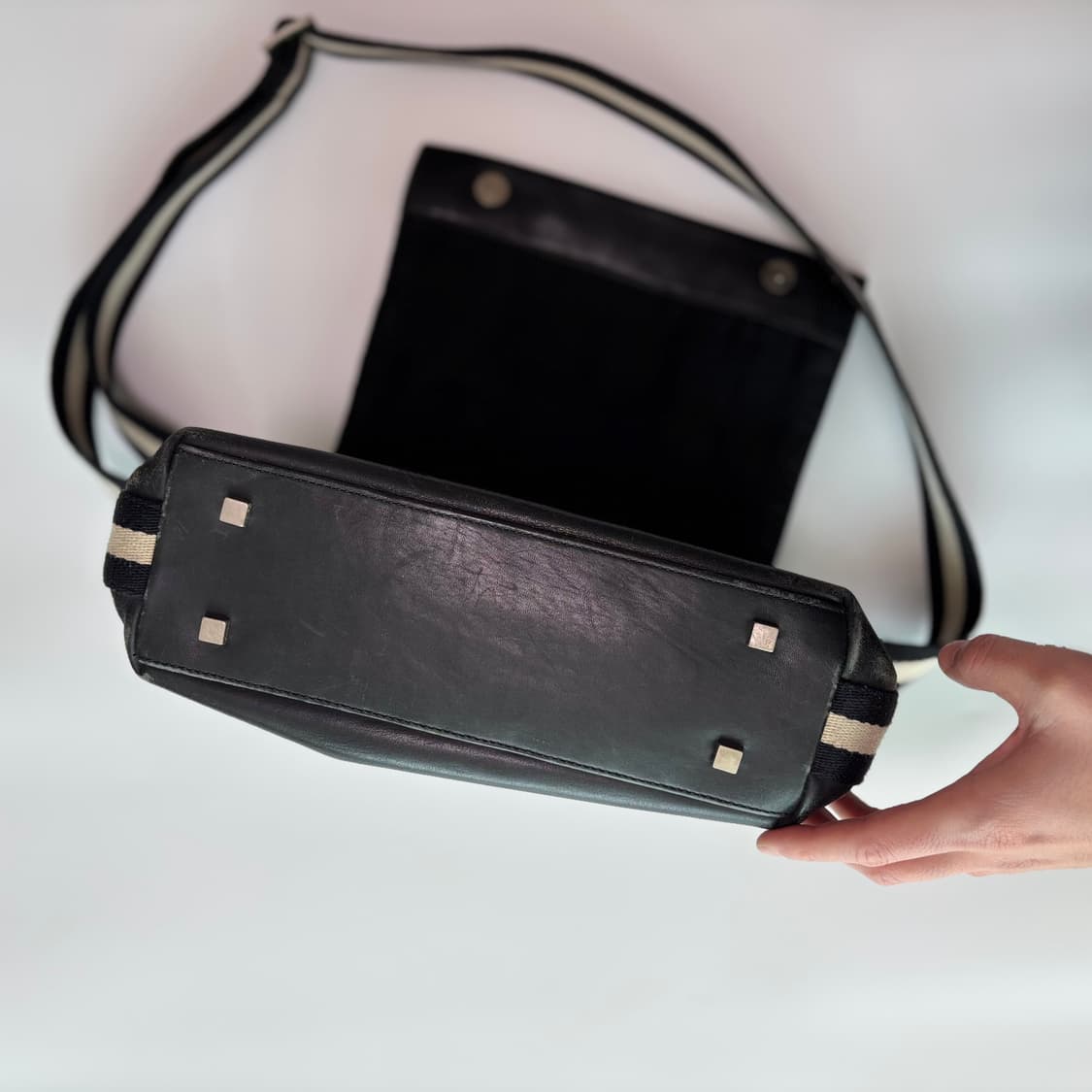 발리(BALLY) 시그니처 스트라이프 레더 메신저 백 블랙 상품이미지9