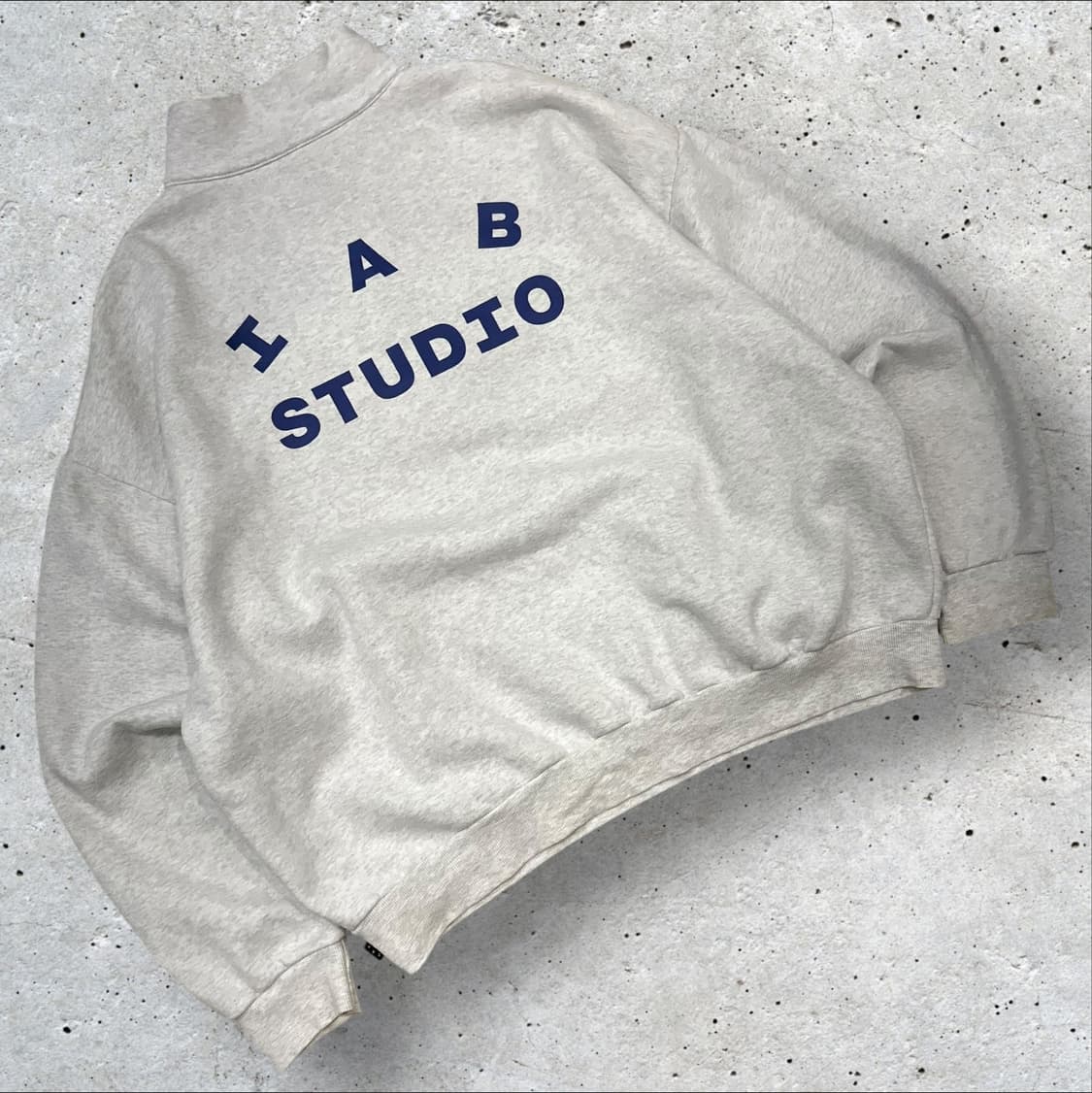 [XL] IAB STUDIO 하프집업 맨투맨 그레이 A623 상품이미지2