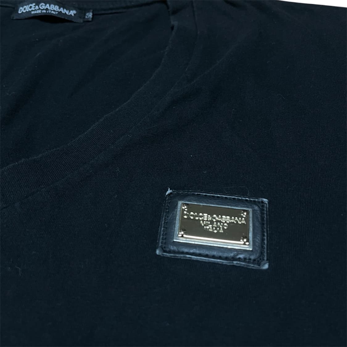 Dolce & Gabbana 메탈 플레이트 브이넥 티셔츠 상품이미지2