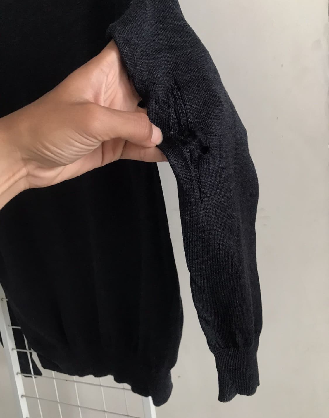 Prada distressed vneck wool knit 상품이미지5