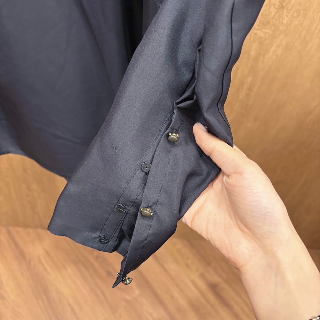 타임 타이넥 긴팔 새틴 블라우스 리본 커프스 디테일 레귤러핏 딥네이비 상품이미지6