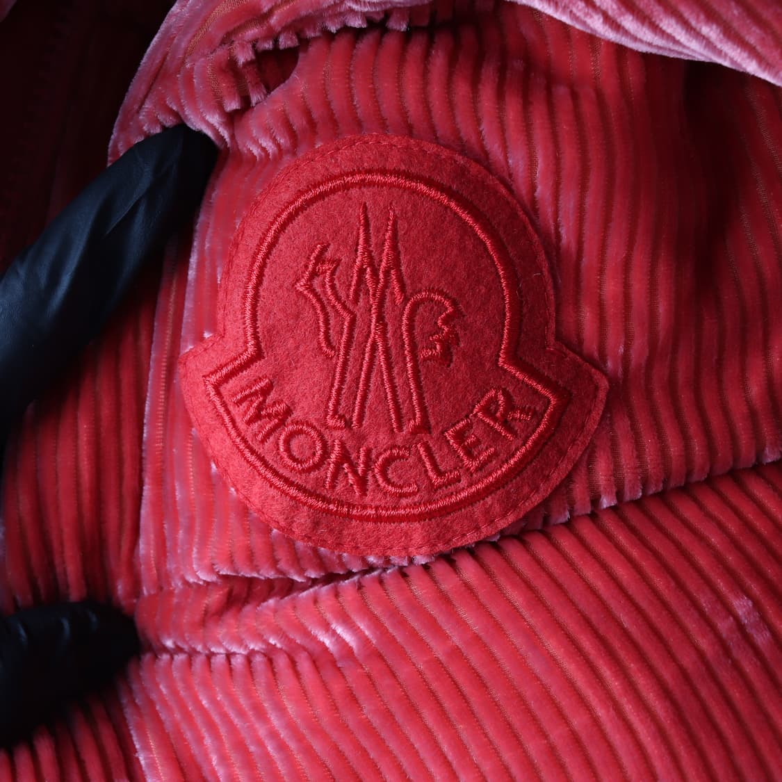 몽클레어 벨벳 코듀로이 다운 재킷 숏 패딩 2WAY 집업 푸퍼 레드
 상품이미지9