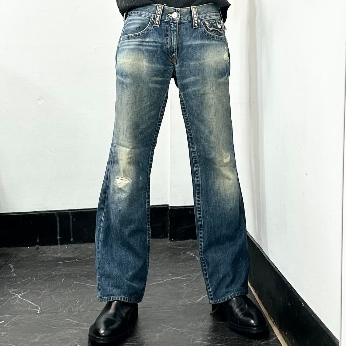 트루릴리전 스터드 커스텀 부츠컷 데님 팬츠 상품이미지2