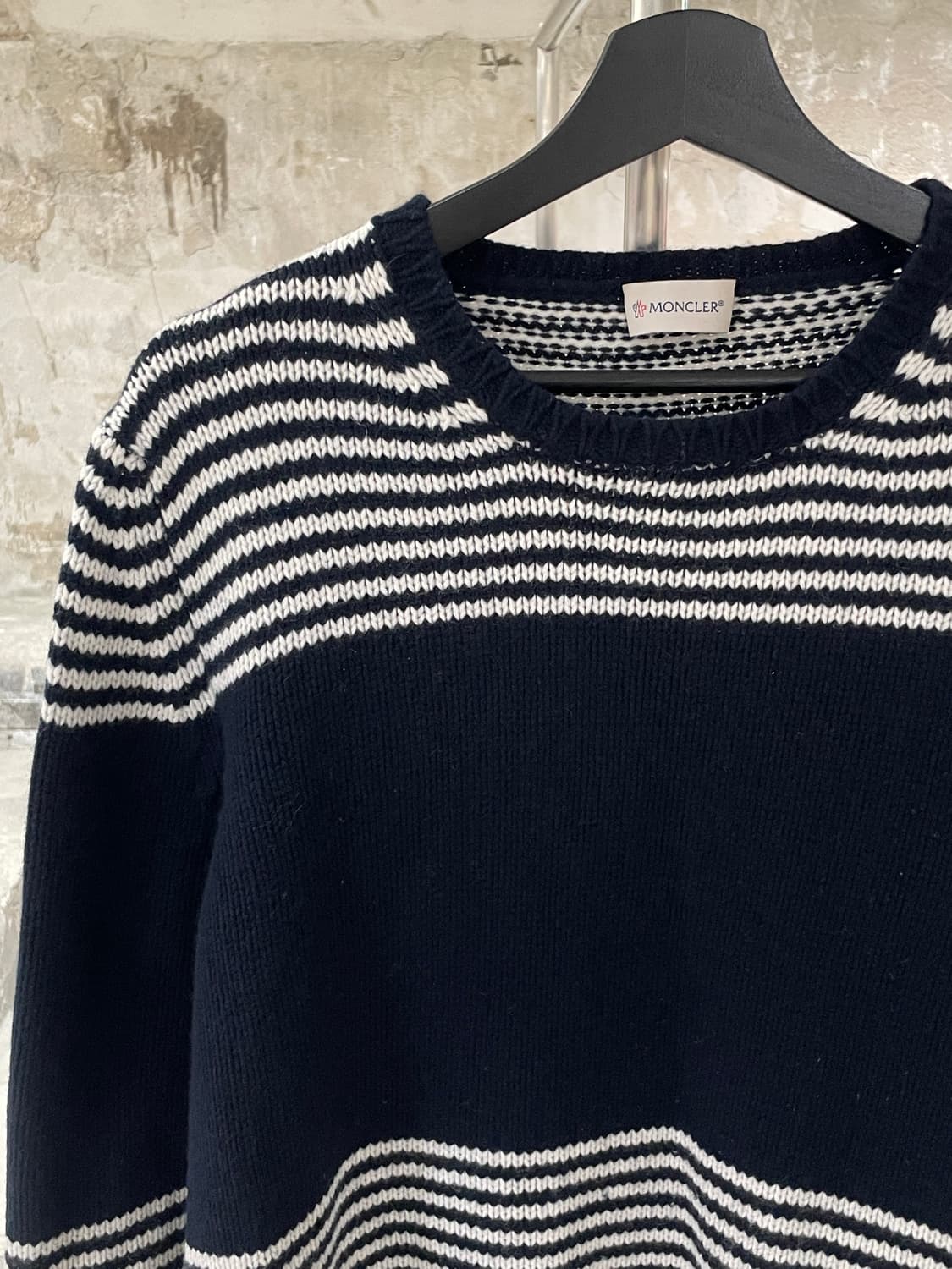 몽클레르 다크 네이비 패치 로고 스트라이프 스웨터 상품이미지2
