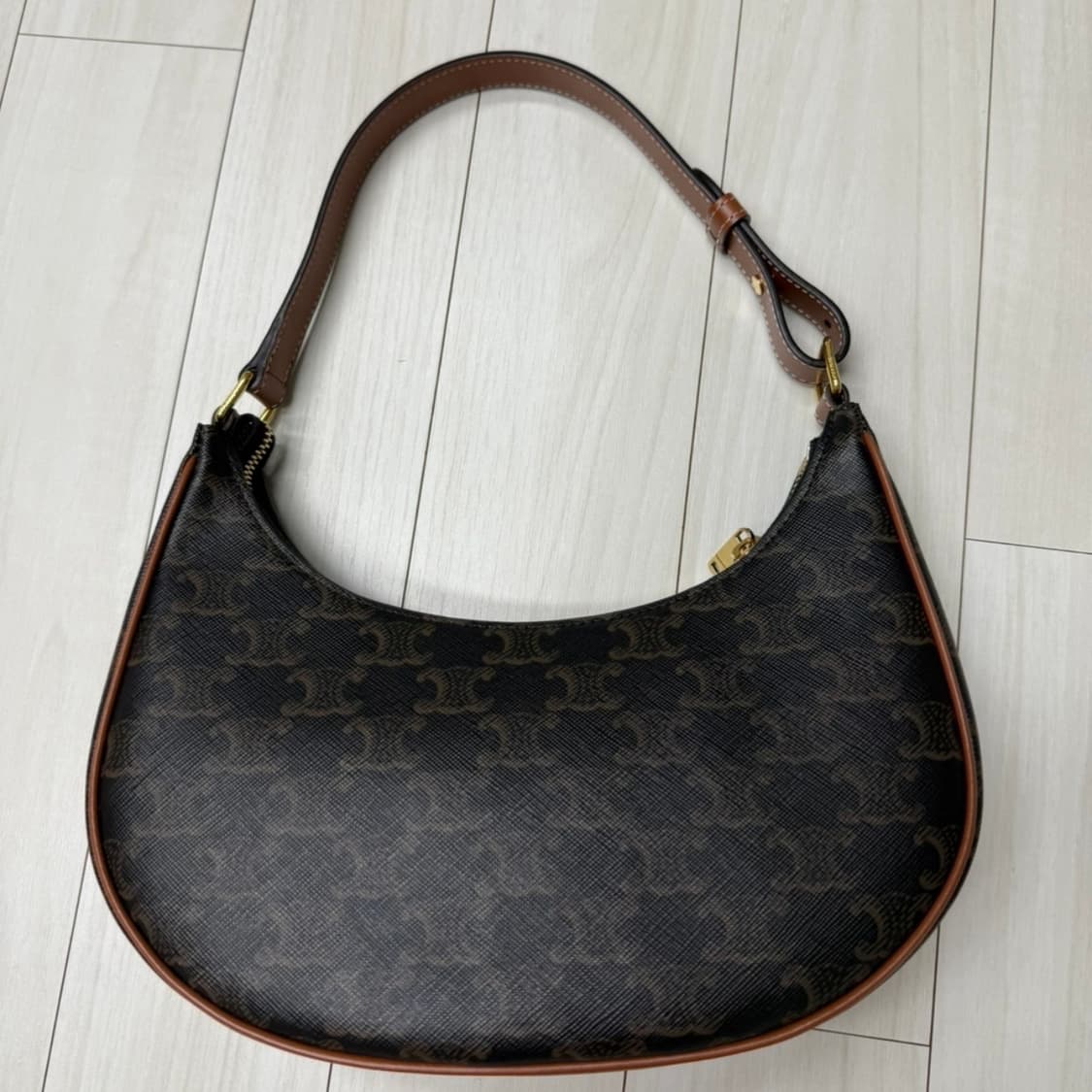 셀린느 아바백 미디움 탄 상품이미지2