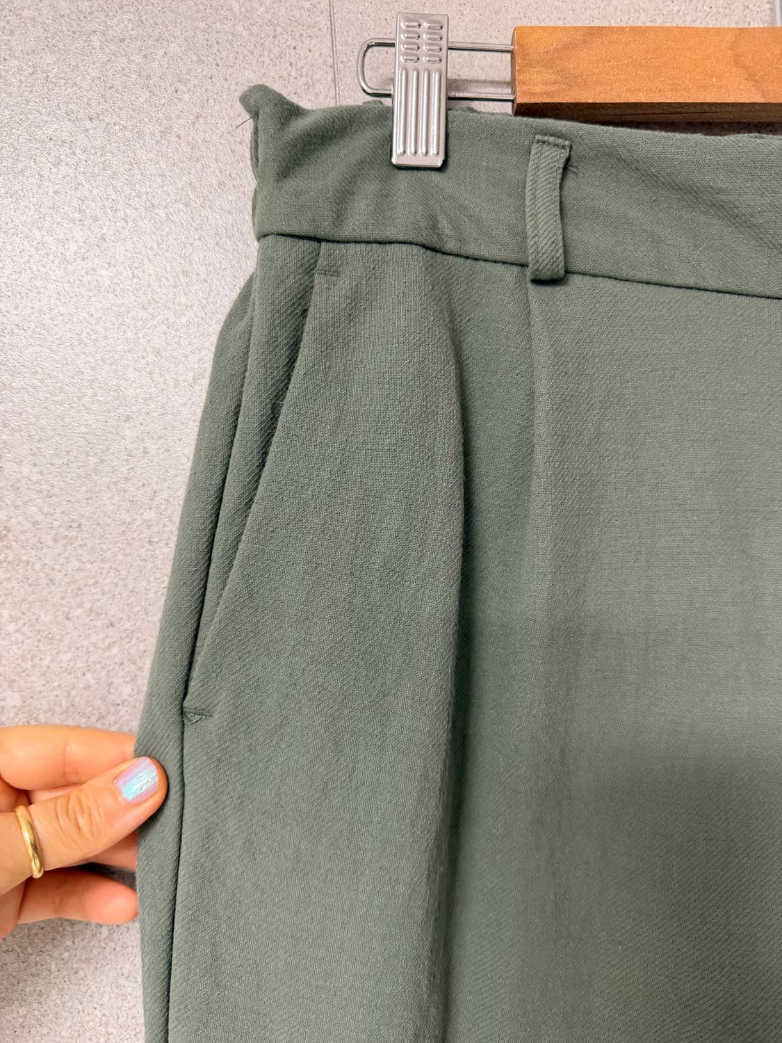 여자 면바지 후르르 떨어지는 느낌 카키 원턱 뒷면고무 상품이미지3