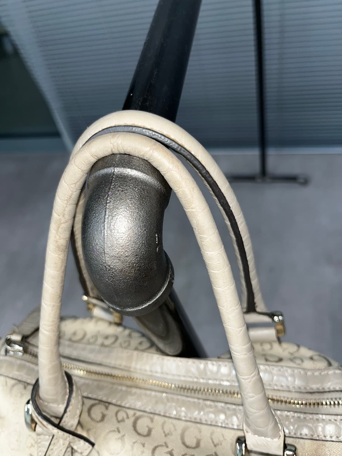 Guess Y2K ivory dot bag 상품이미지7