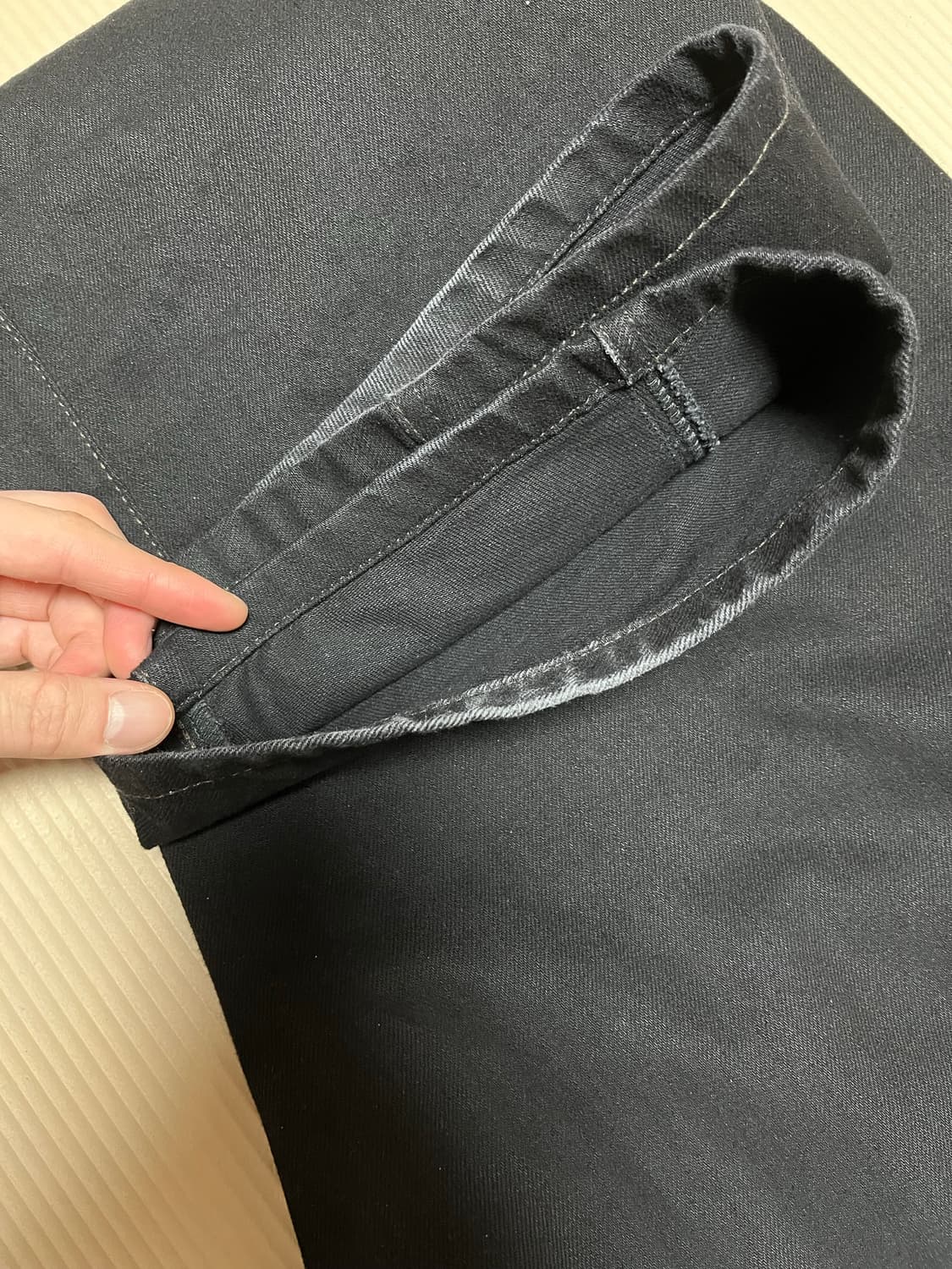 (M) 25 르메르 트위스티드 벨티드 데님 팬츠 블랙 상품이미지6